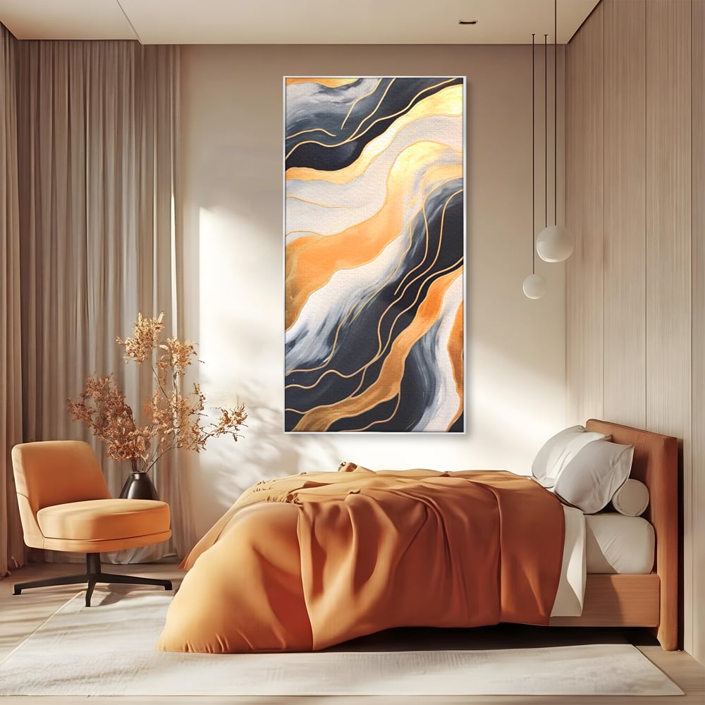 Tablou canvas cu pictura abstracta cu valuri aurii, in rama de aluminiu argintiu, pe perete intr-un dormitor